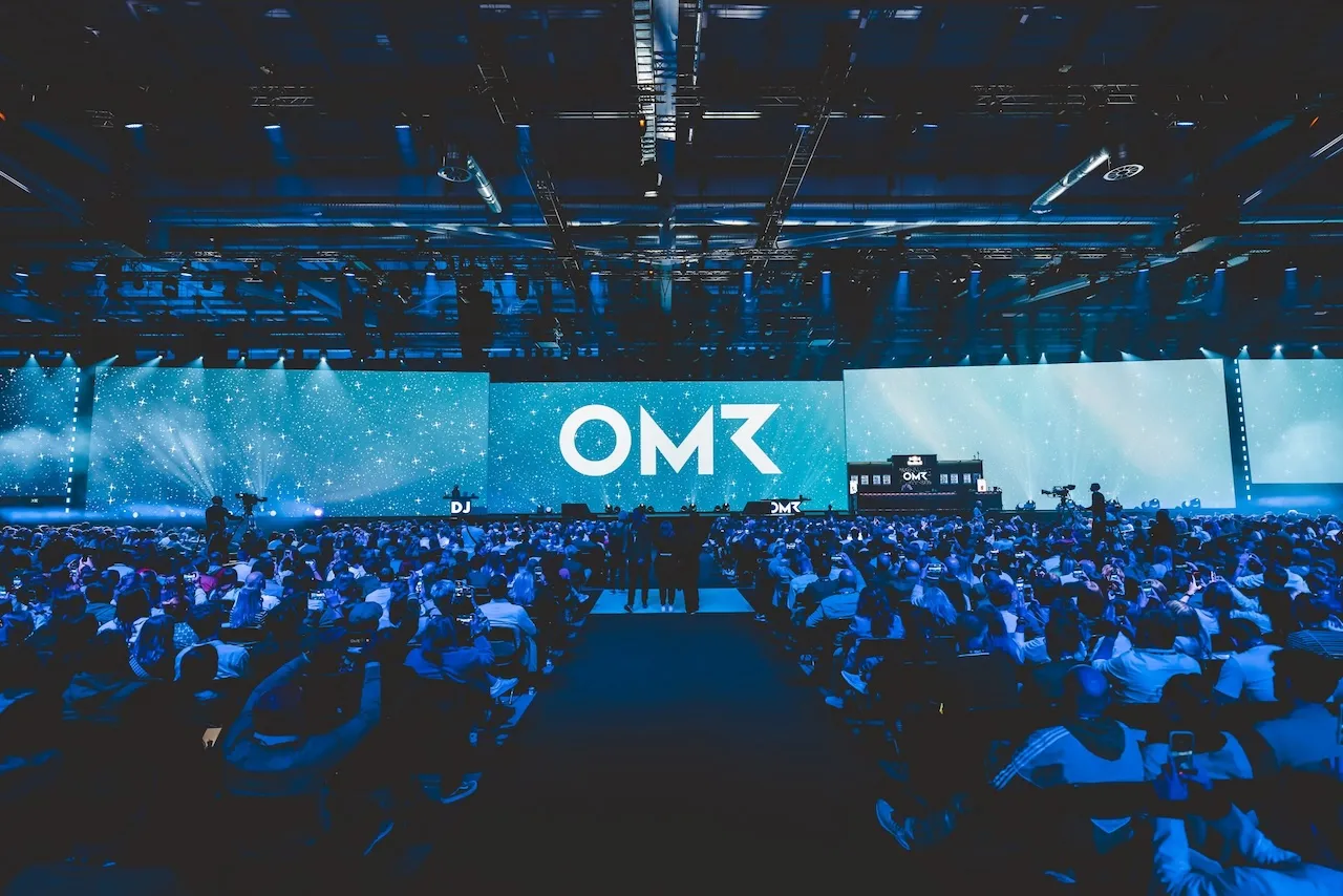 Publikum auf der OMR-Konferenz mit großer beleuchteter Bühne