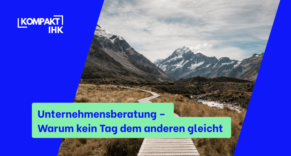 Berglandschaft mit Holzsteg, IHK-Logo und Text zur Unternehmensberatung auf blauem Grund.