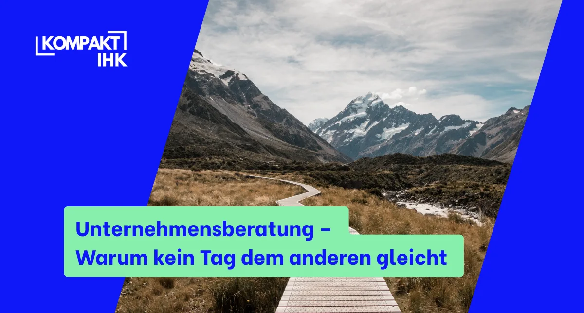 Berglandschaft mit Holzsteg, IHK-Logo und Text zur Unternehmensberatung auf blauem Grund.