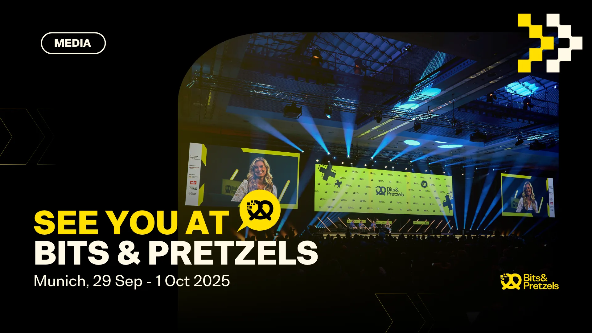 „Event-Ankündigung für Bits & Pretzels 2025 in München mit großer, blau beleuchteter Bühne.“